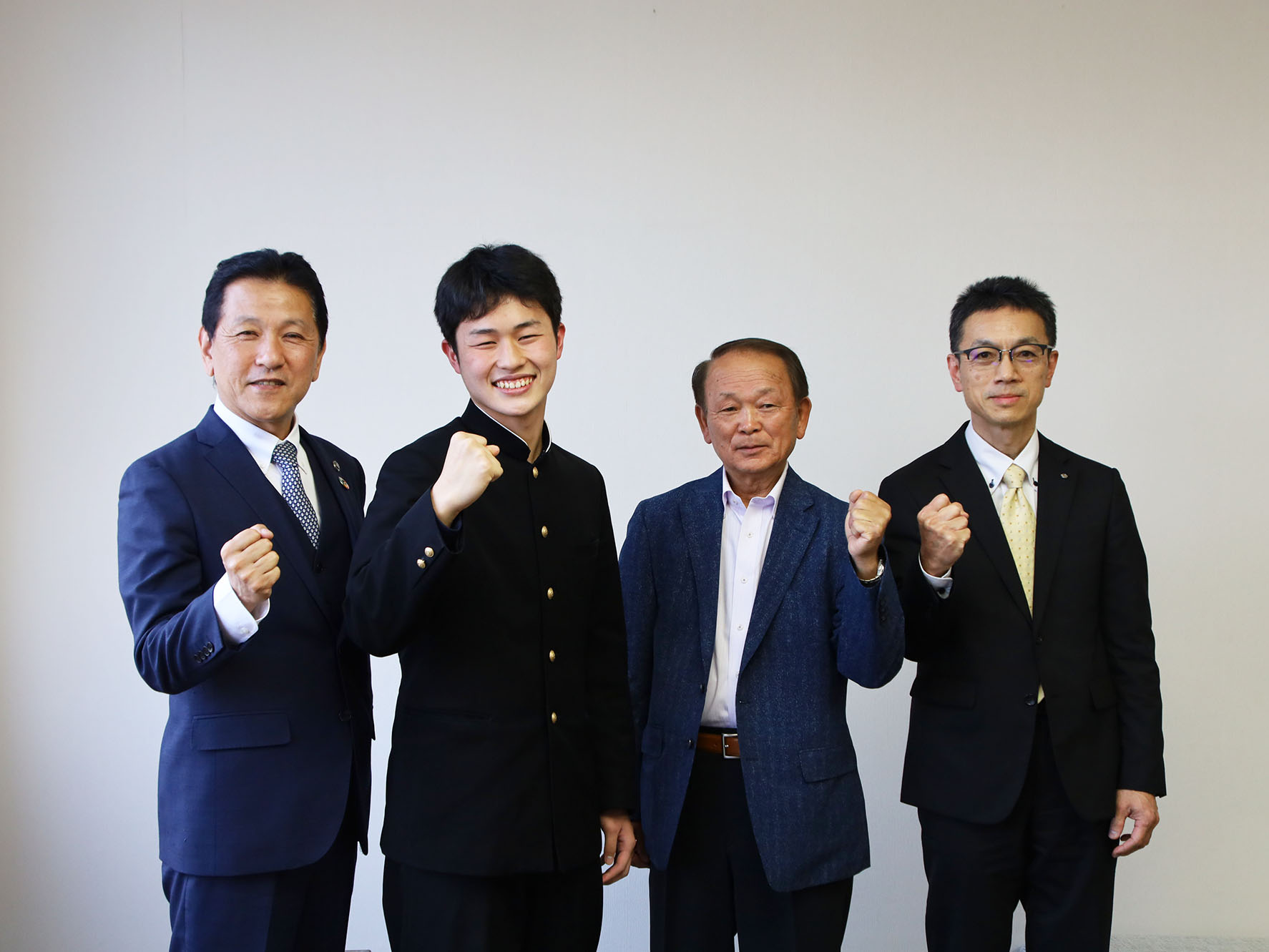 左から小坂市長、伊藤さん、（一財）恵那市体育連盟　勝副会長、工藤副教育長