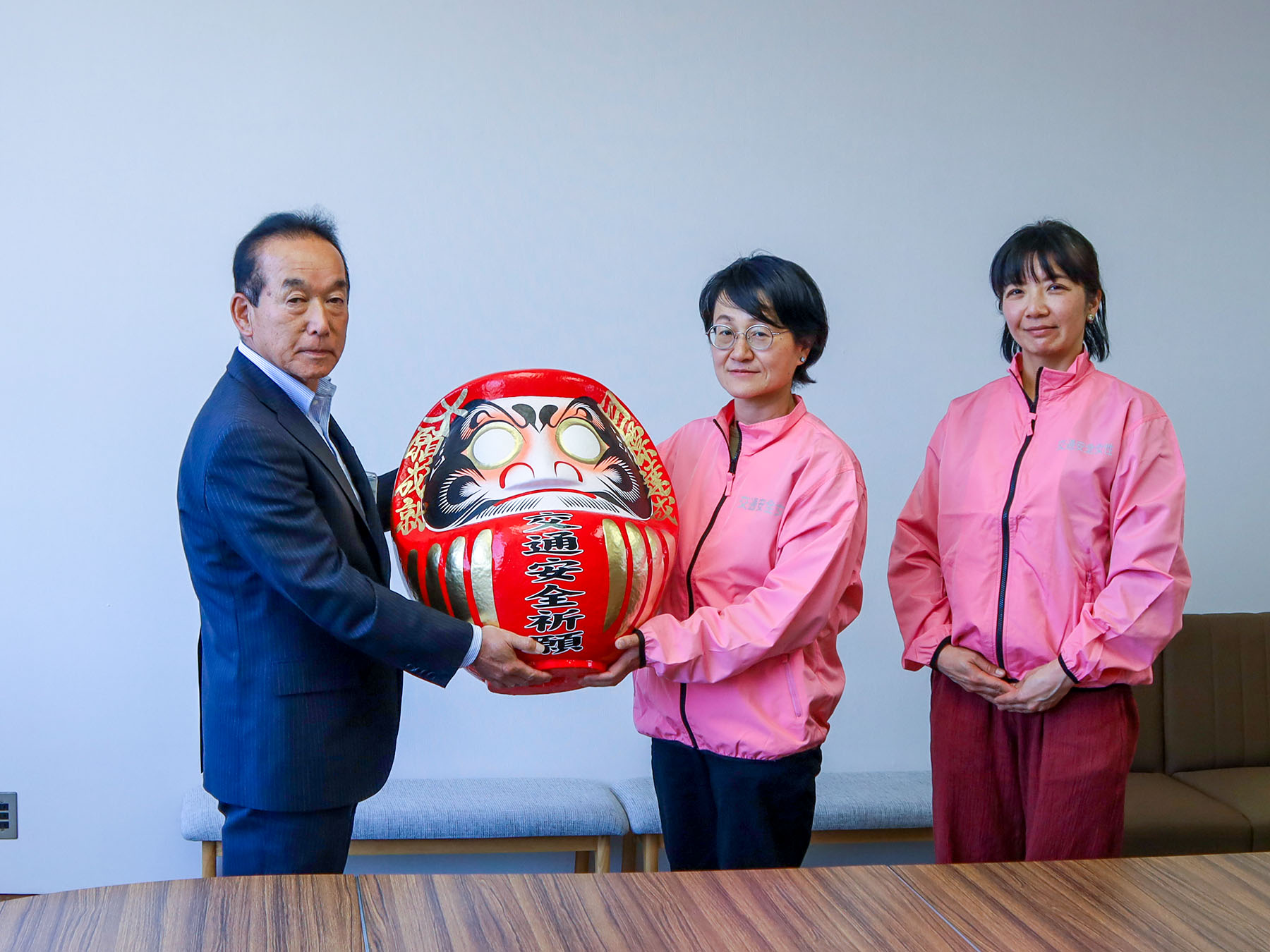 だるまのを寄贈を受ける副市長