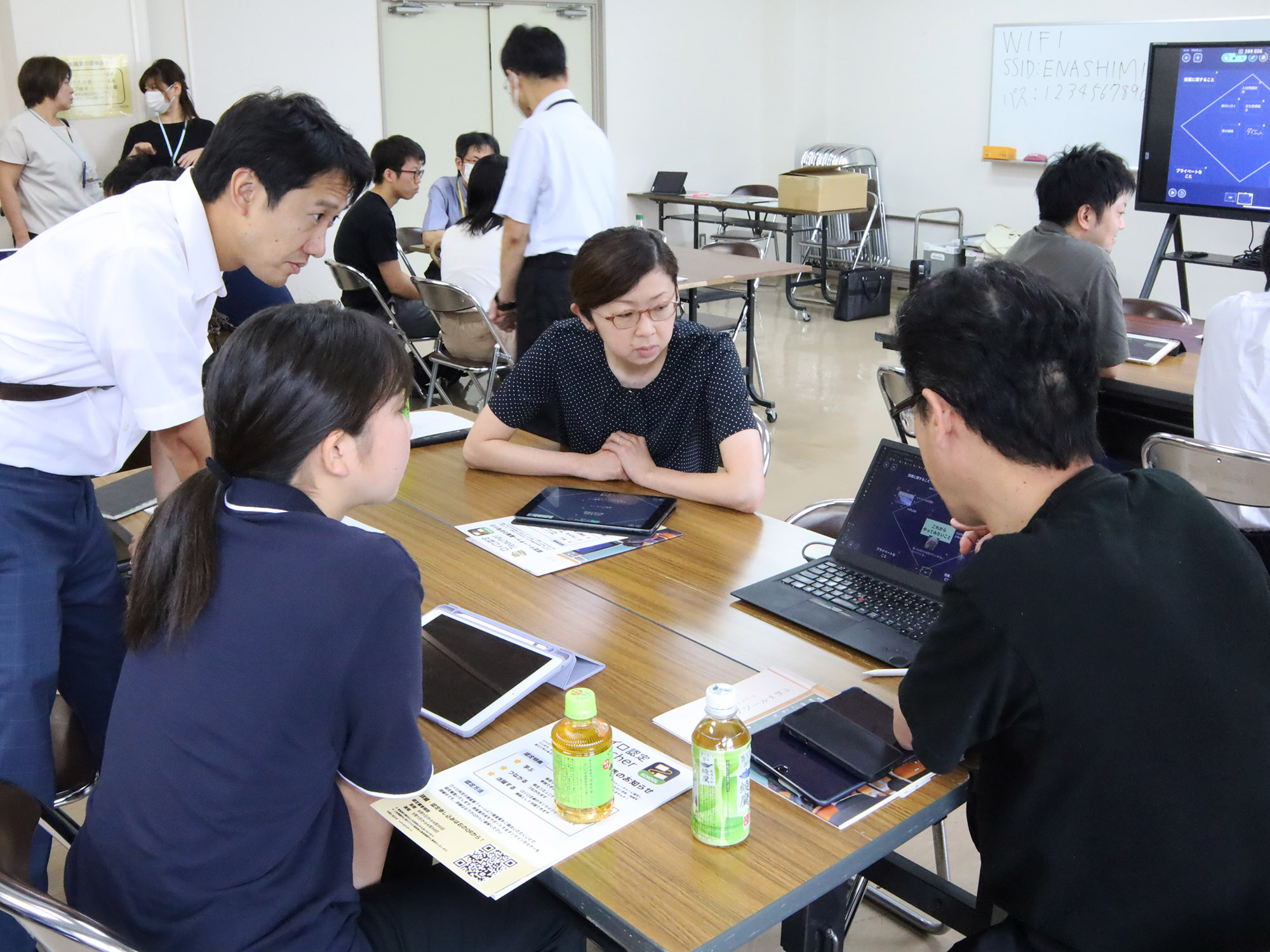 わくわく授業講座でグループワークを行う教員たち