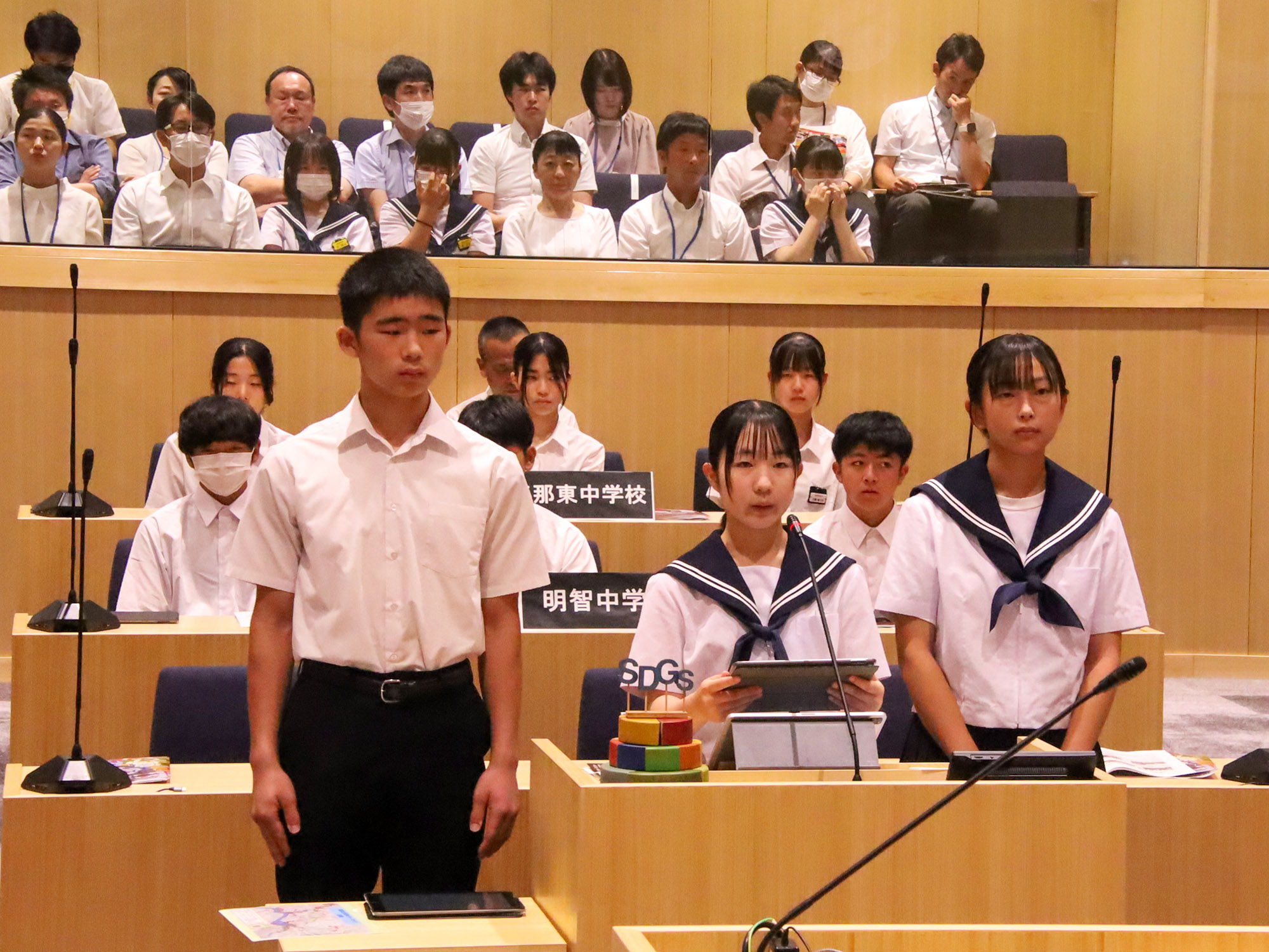 発表を行う恵那北中学の生徒たち