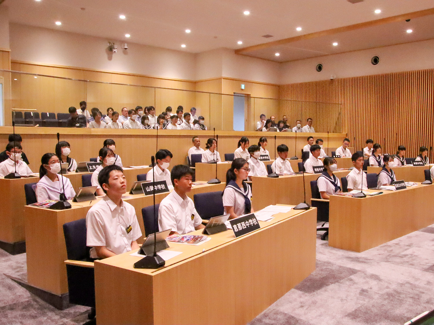 発表に臨む中学校の生徒ら