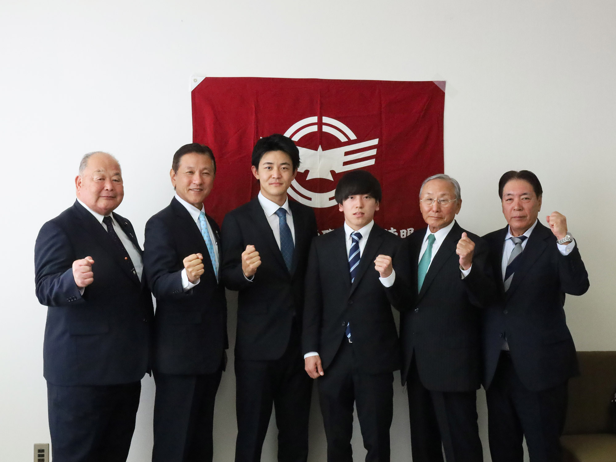 活動報告を行う石川選手と遠藤選手