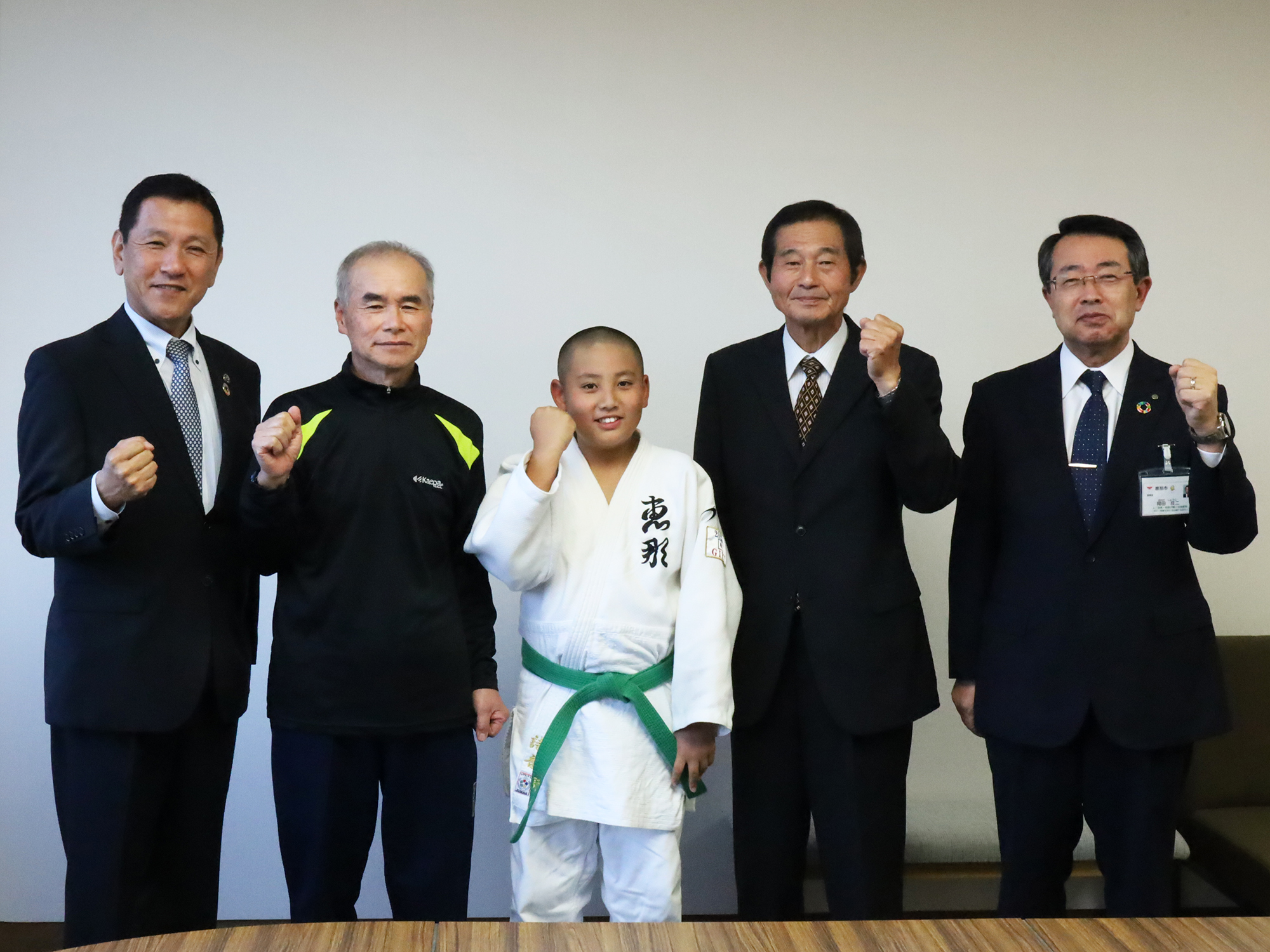 全国大会出場者左から2番目林さん、3番目吉田さん