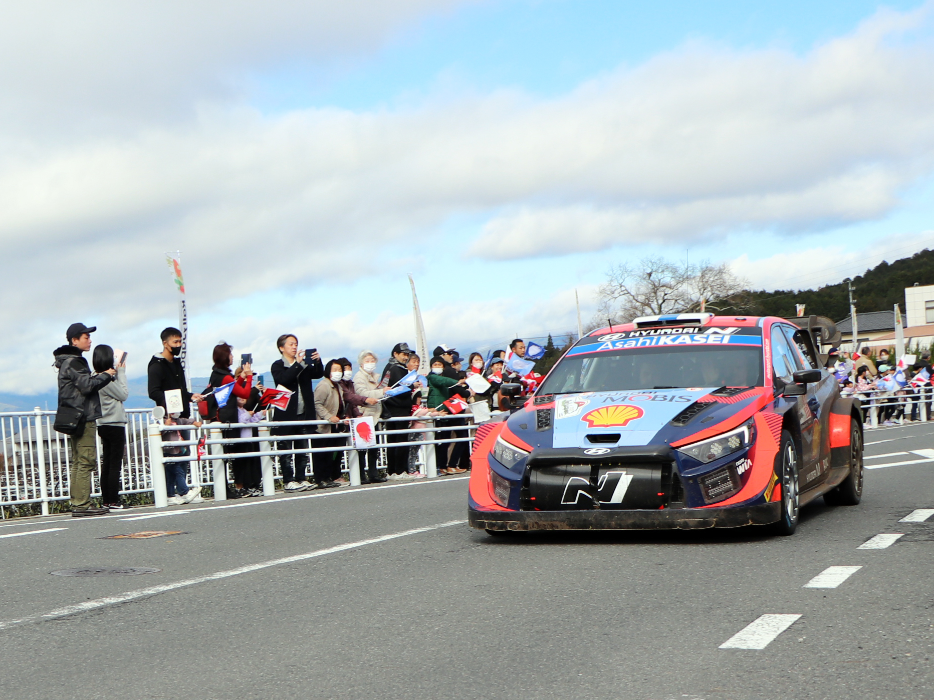 東野リエゾンを走り抜けるラリーカー