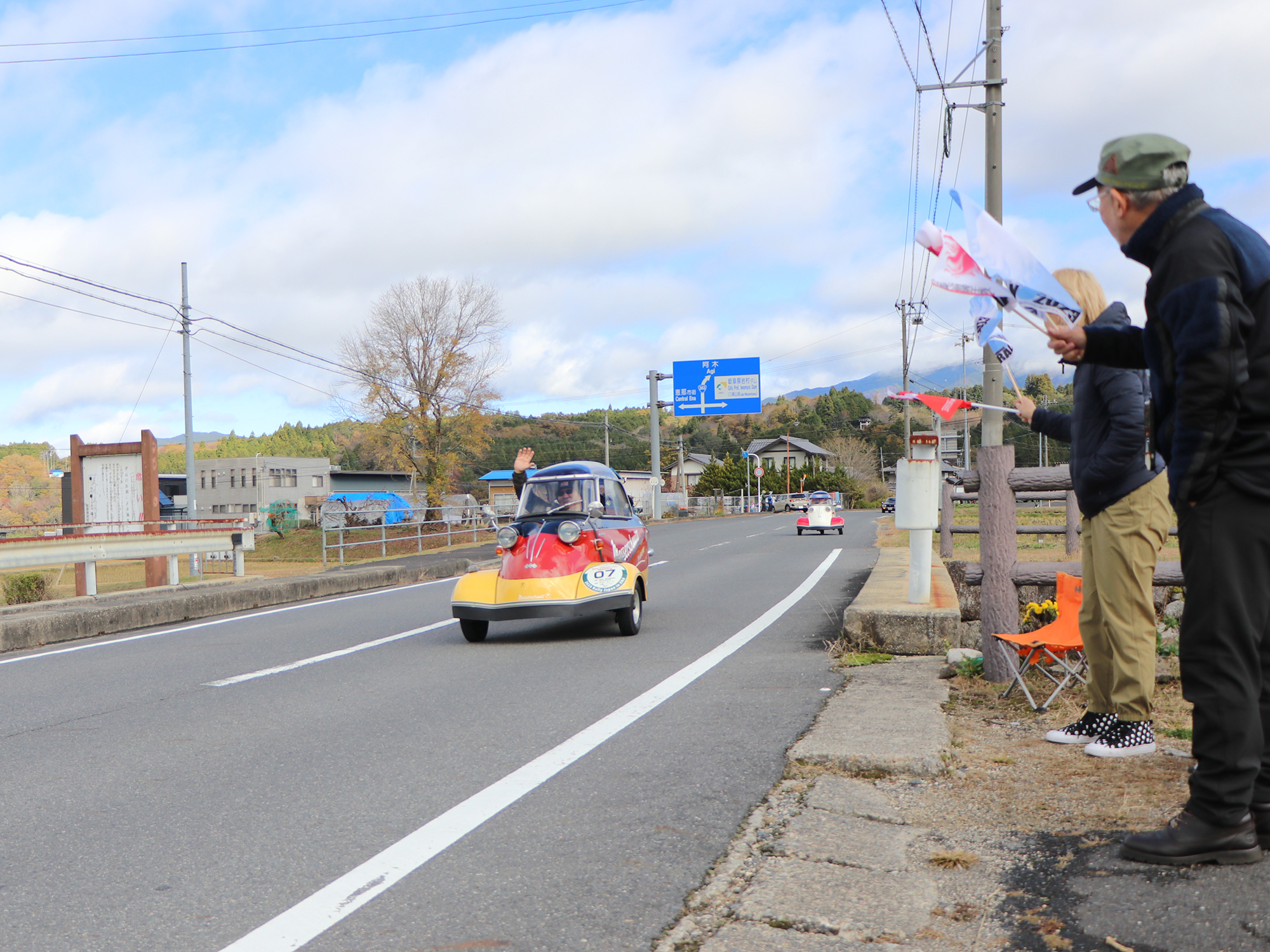 岩村を走るクラシックカー