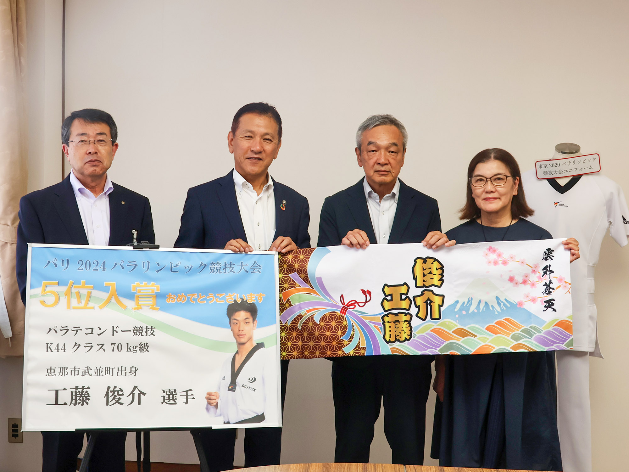 工藤選手の試合ぶりを報告する両親