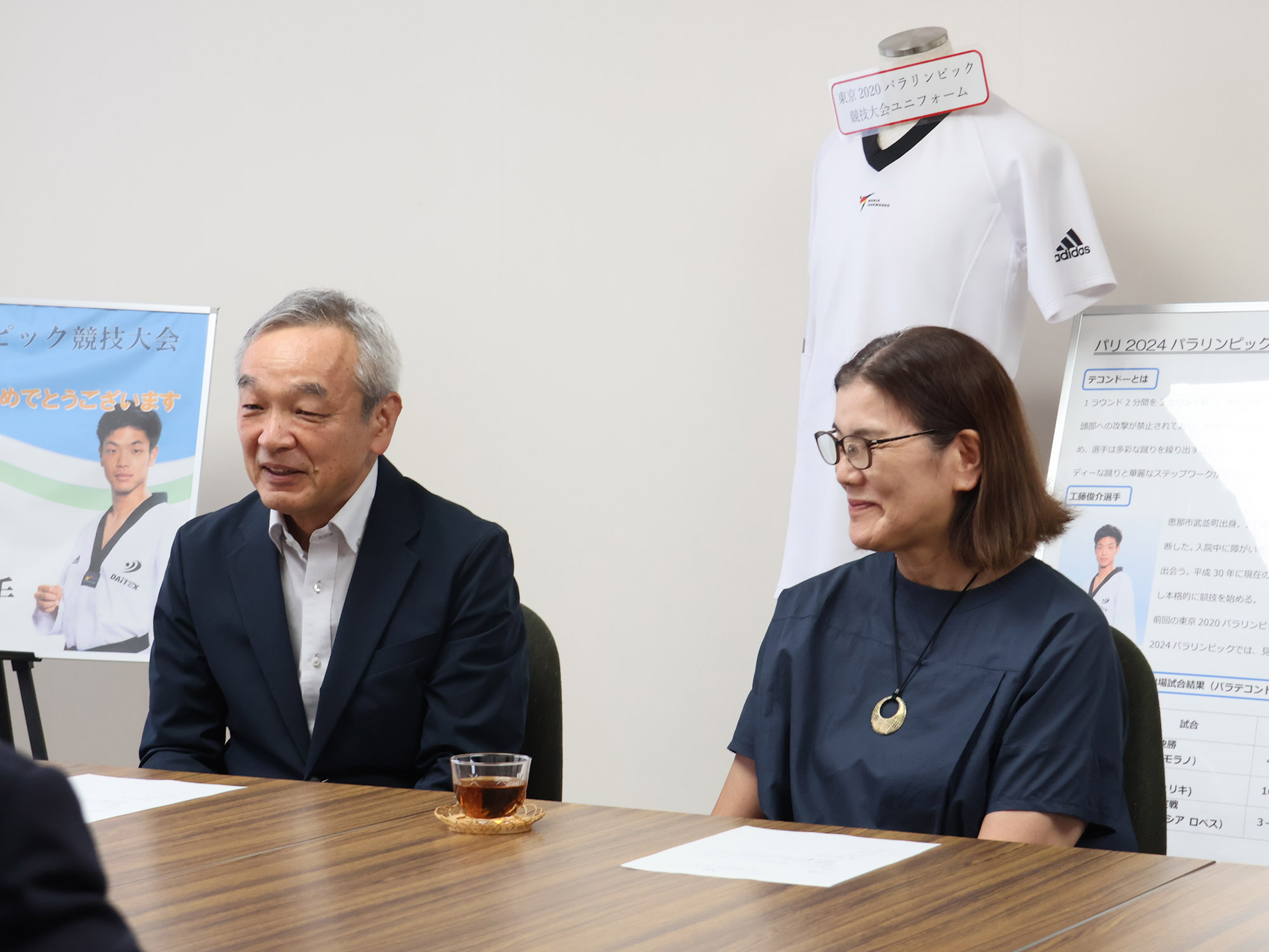 試合を振り返る両親