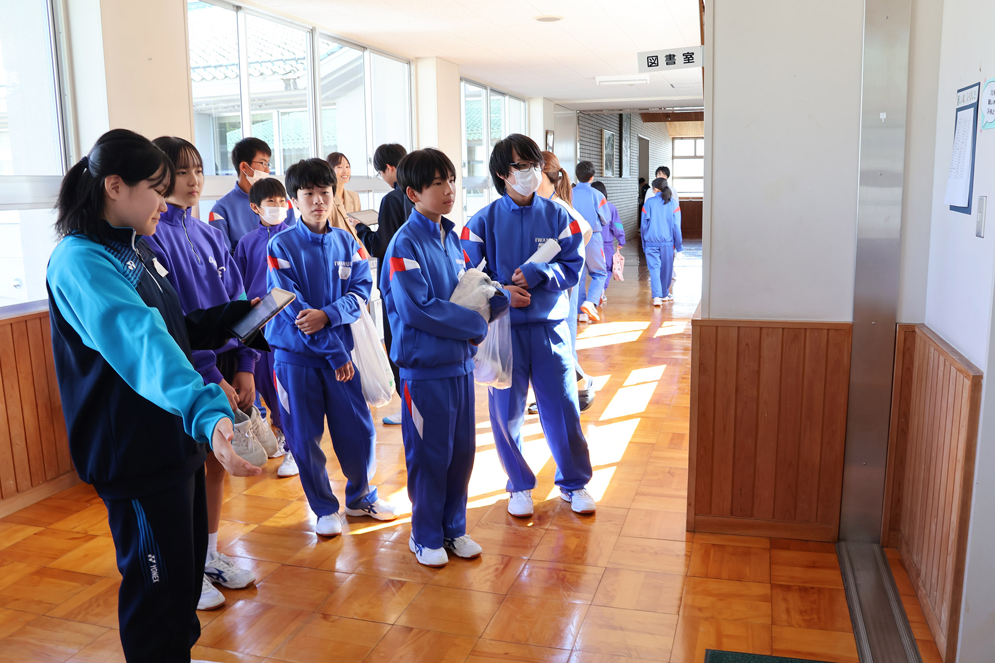 校舎内を案内する