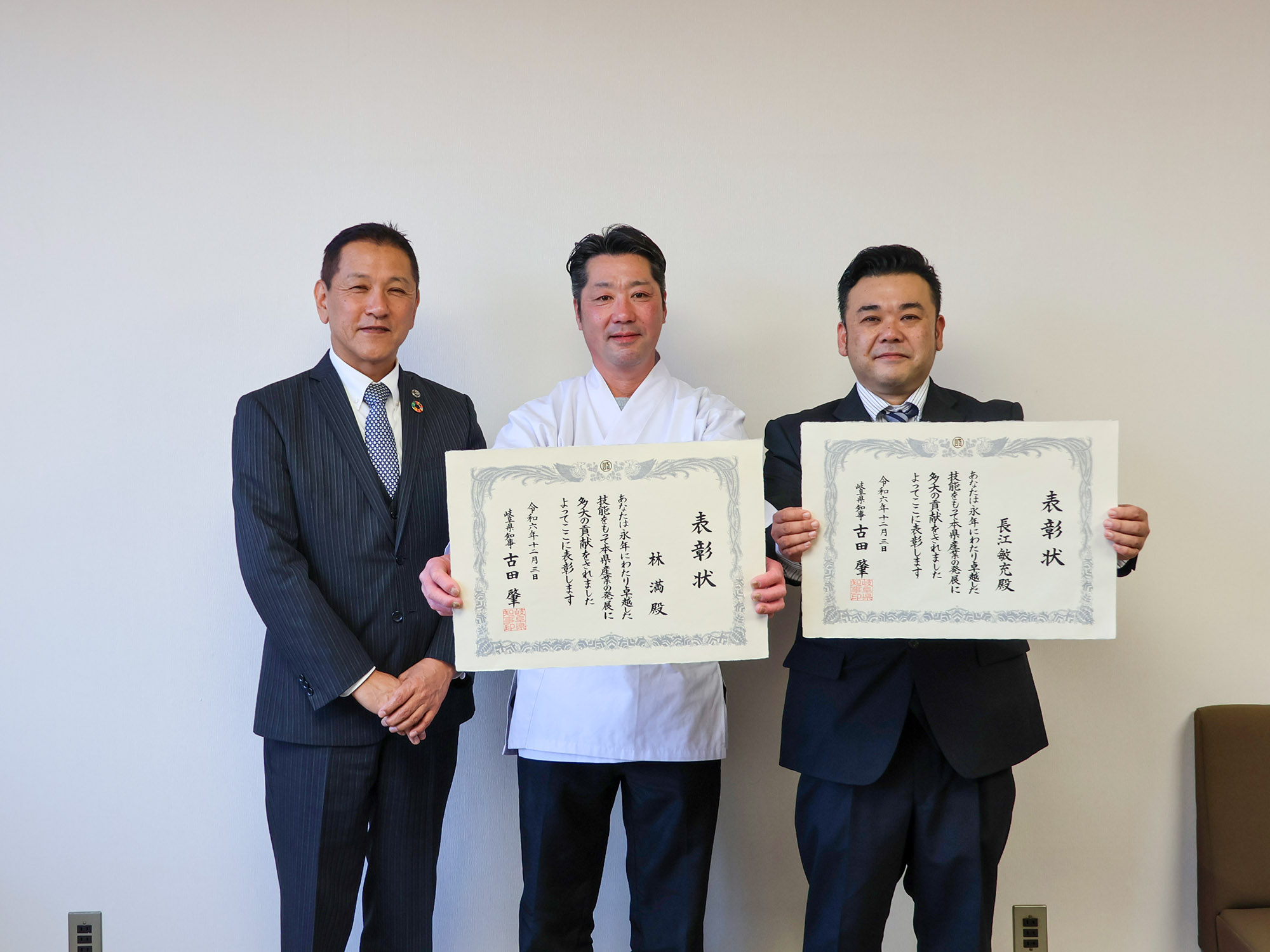 受賞報告をする林さんと長江さん