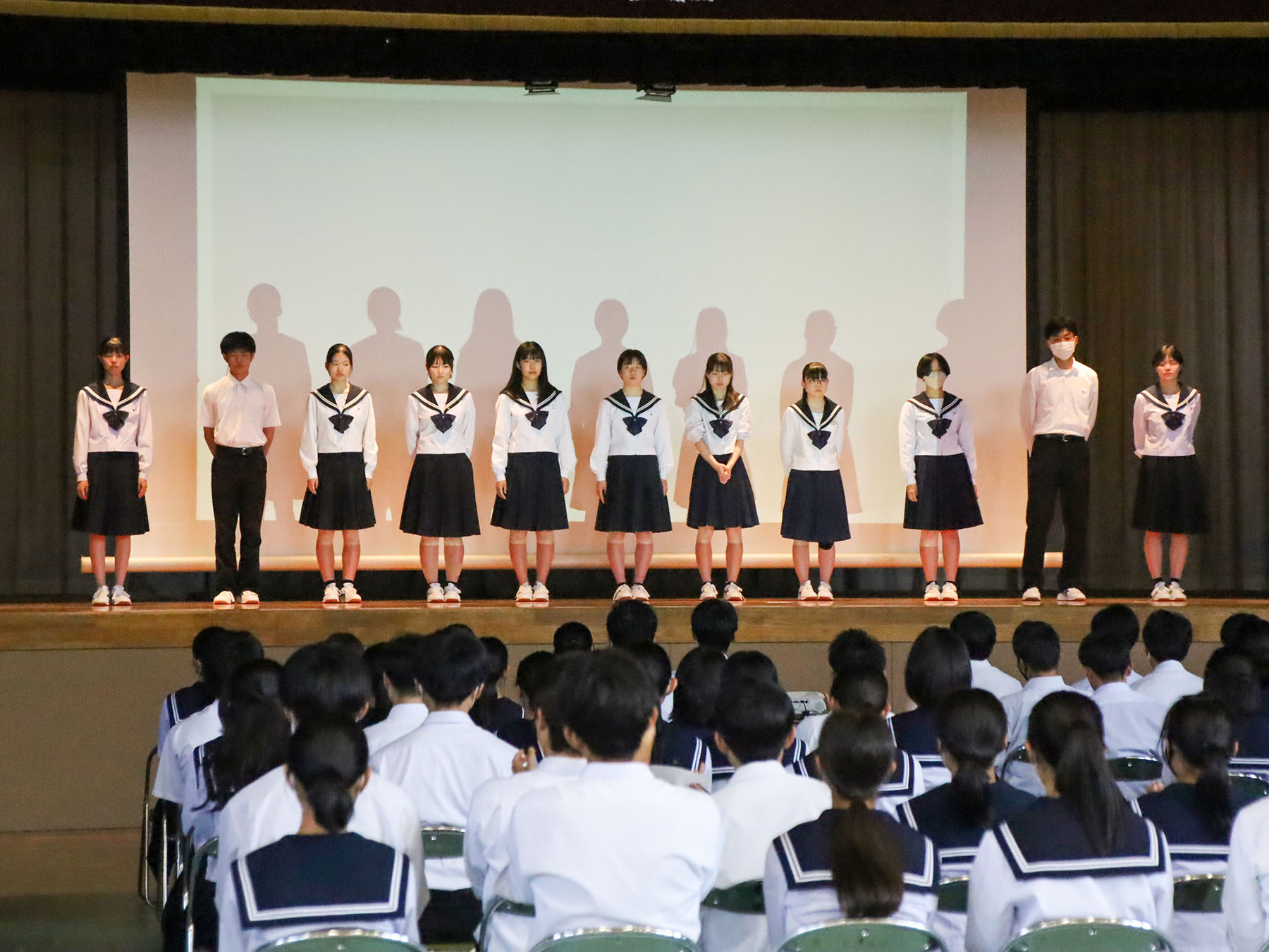 校長先生から総評を受ける生徒たち