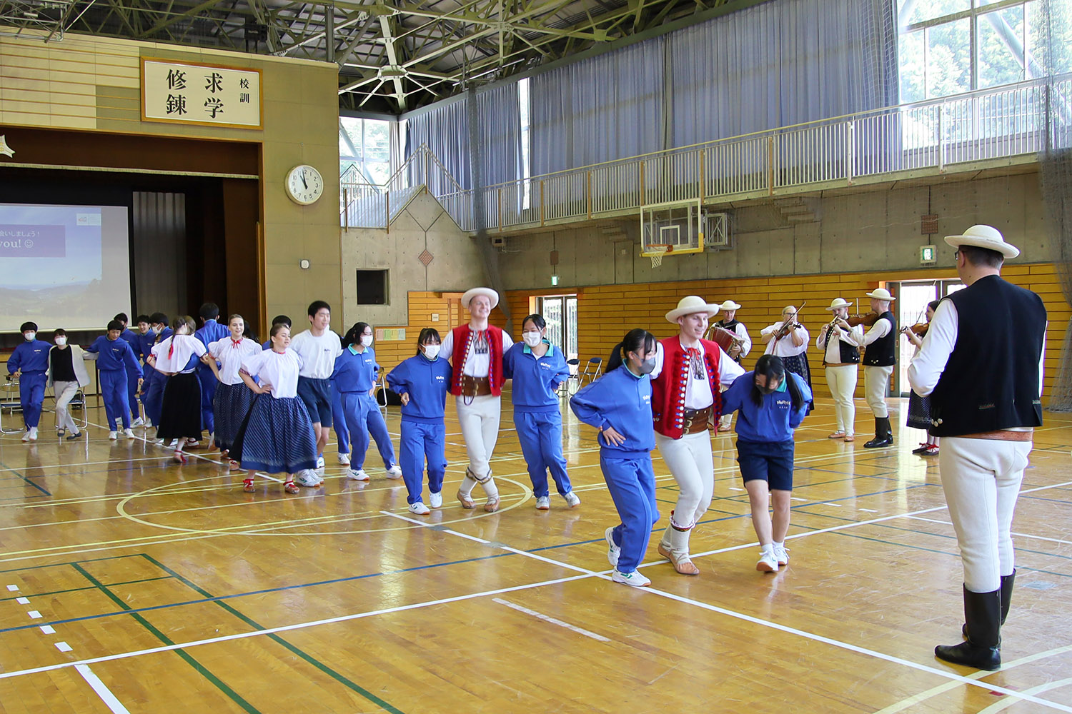 踊りを教わる中学生
