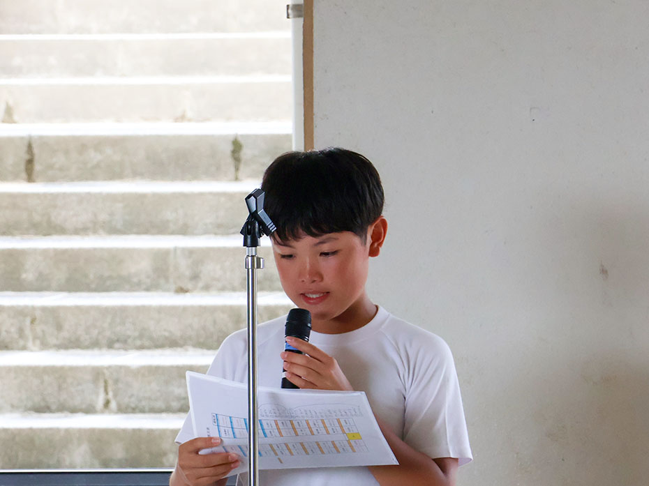 児童代表であいさつする藤井さん