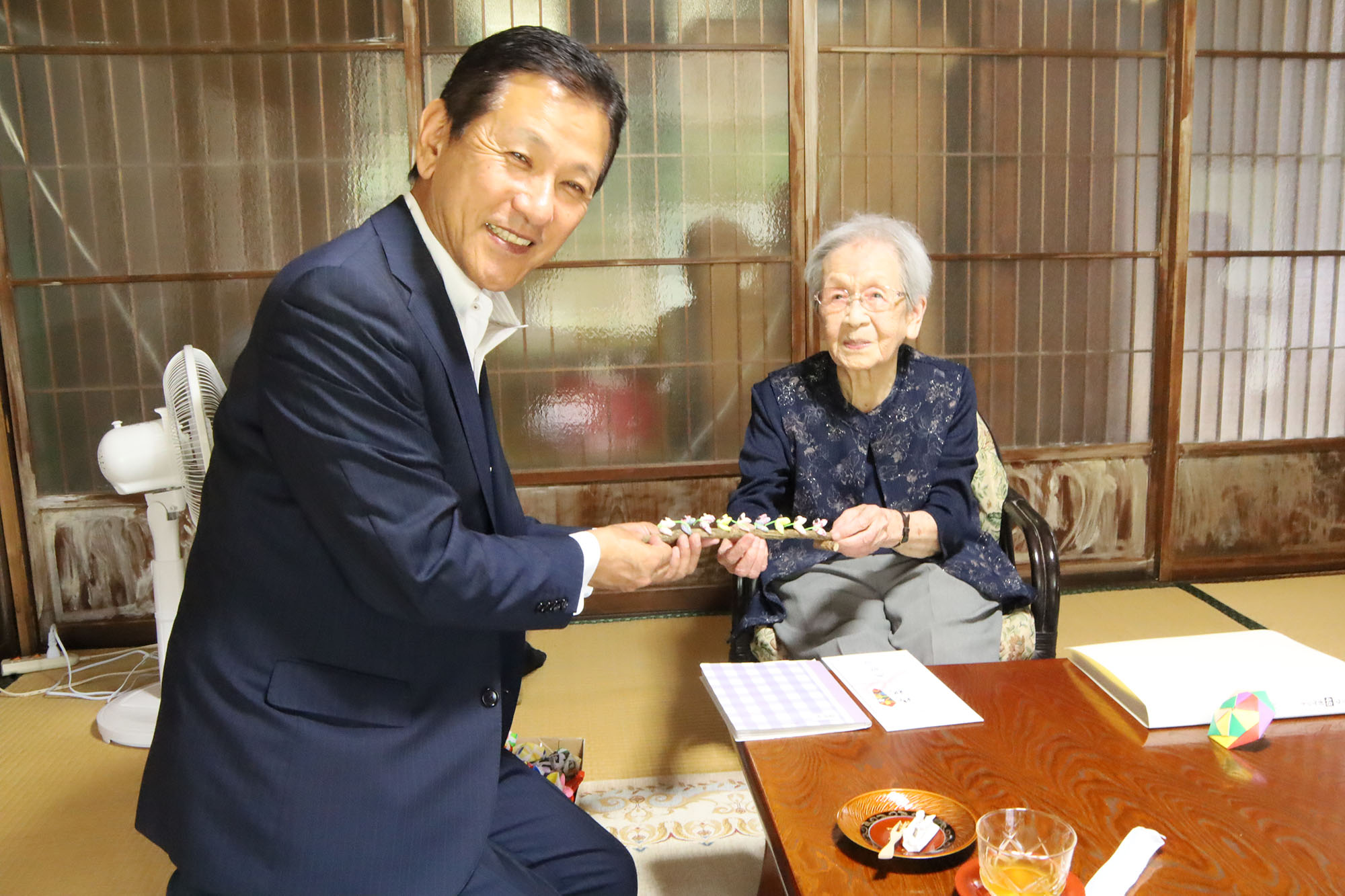 作品をプレゼントする市川さん