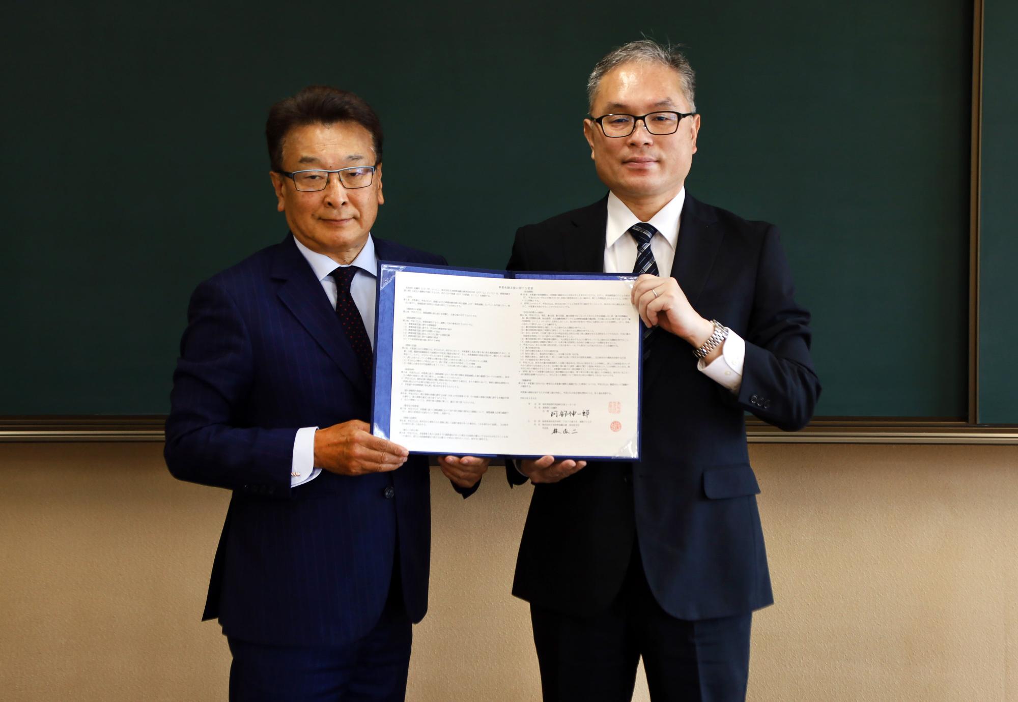 左から商工会議所　阿部会頭、日本政策金融公庫多治見支店　林支店長