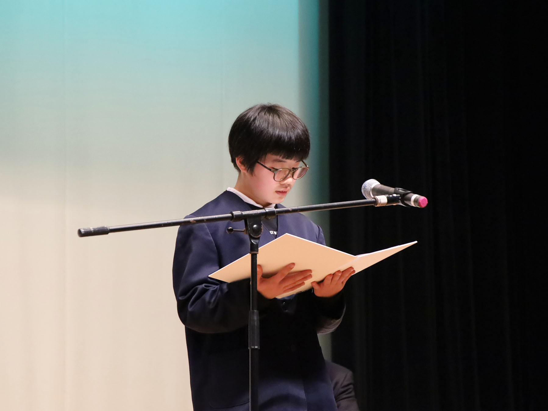 エッセイ部門小学生の部で最優秀賞を受賞した渡邊さん