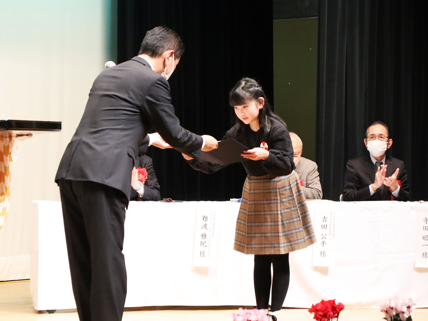 エッセイ部門小学生の部で優秀賞を受賞した金子和愛さん