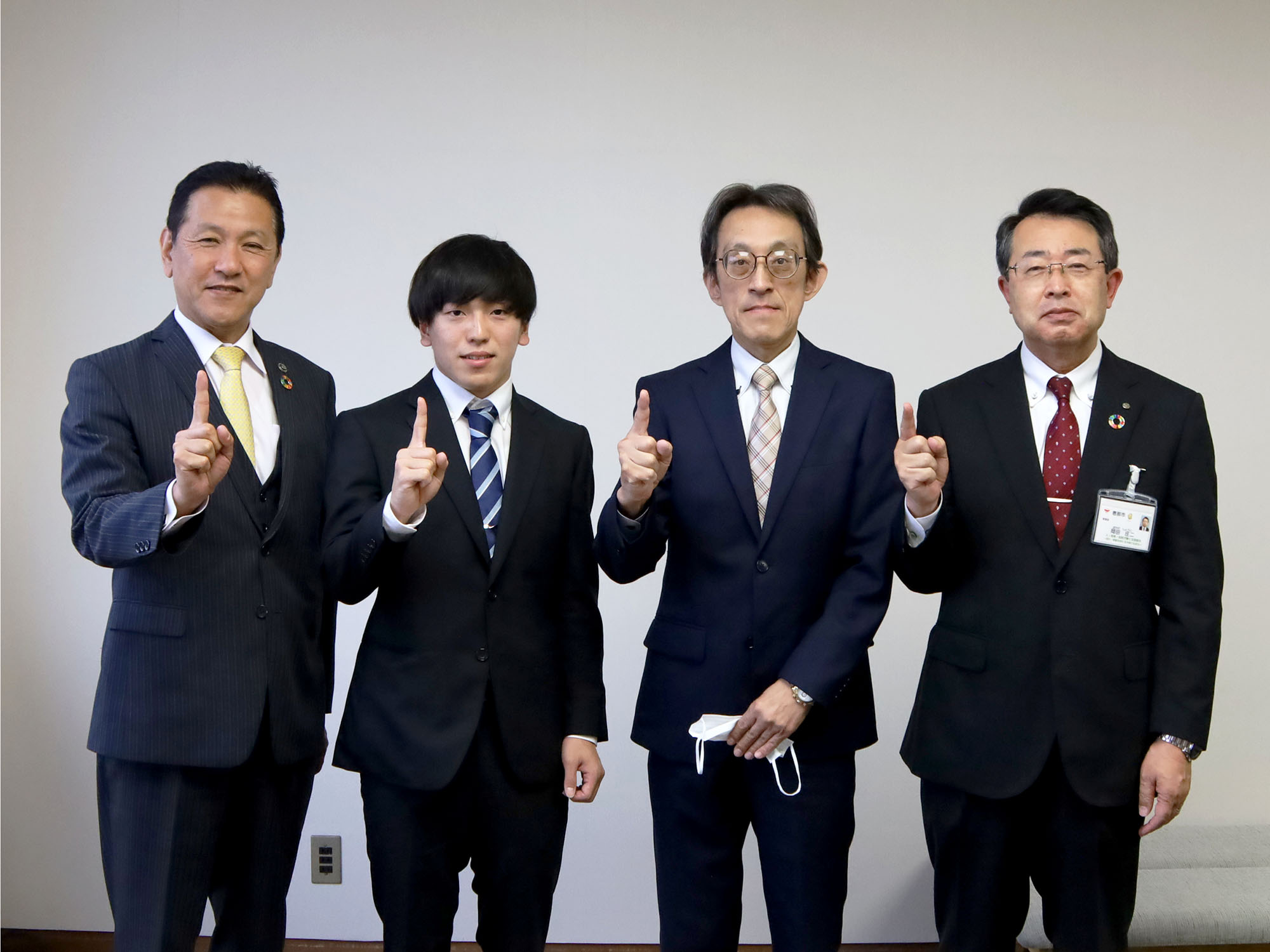 優勝報告をする遠藤選手（左から2番目）と小坂市長、岡田教育長
