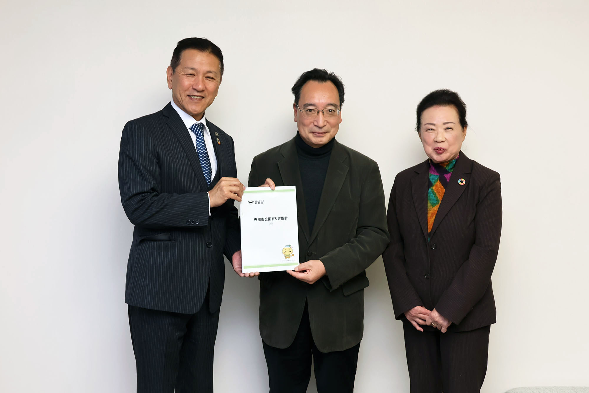指針案を手渡す
