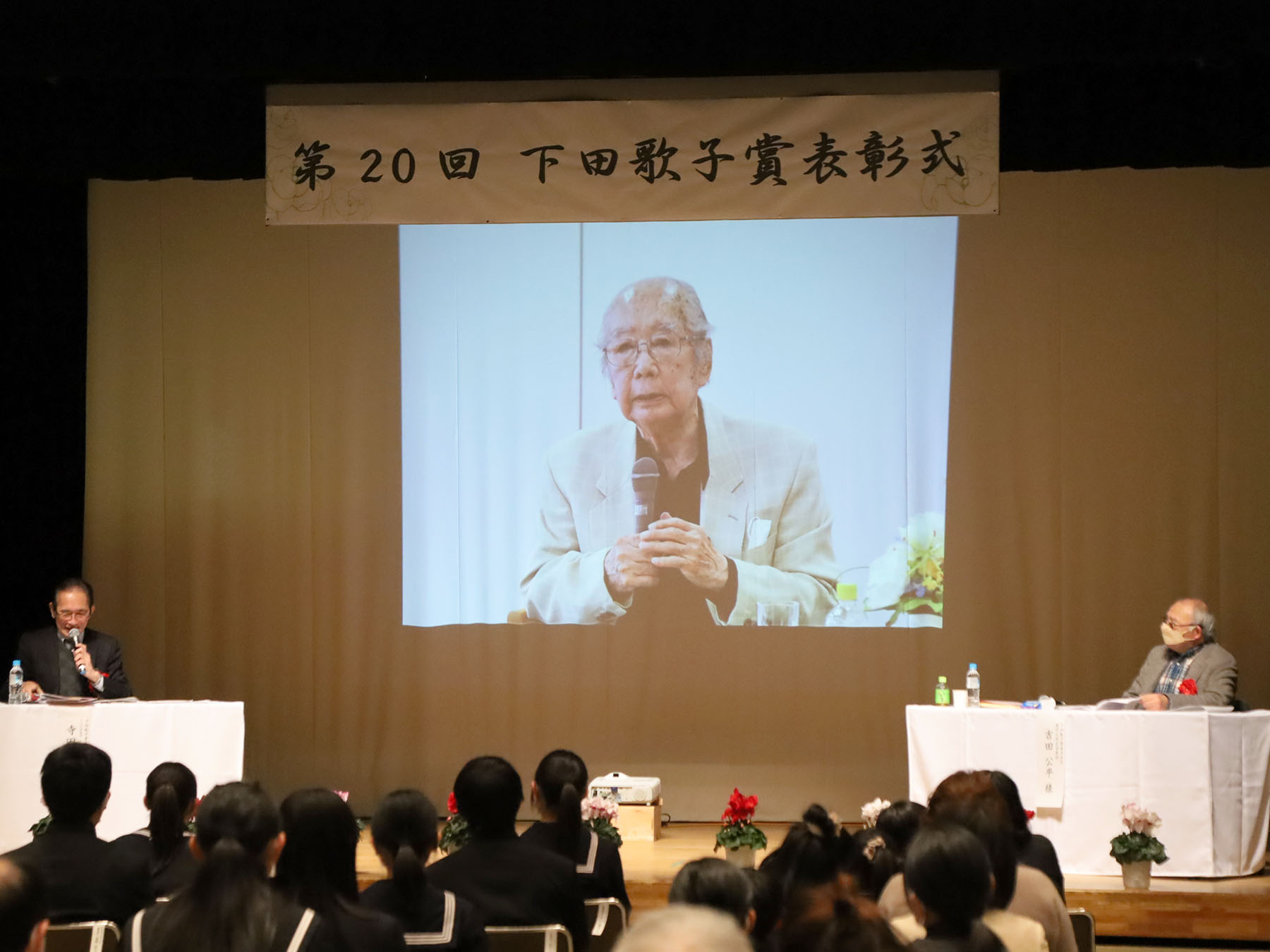 講評をする作家の童門冬ニさん