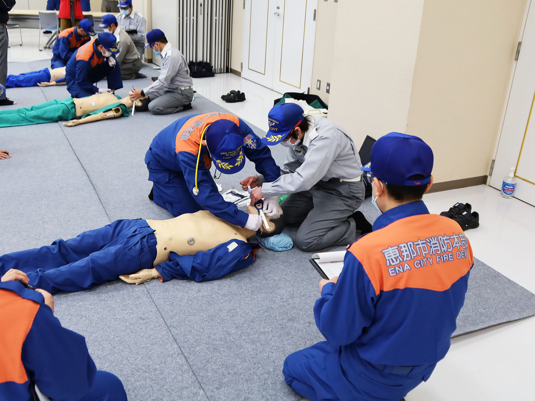 救命士特定行為（気管挿管）の介助を行う救急隊員