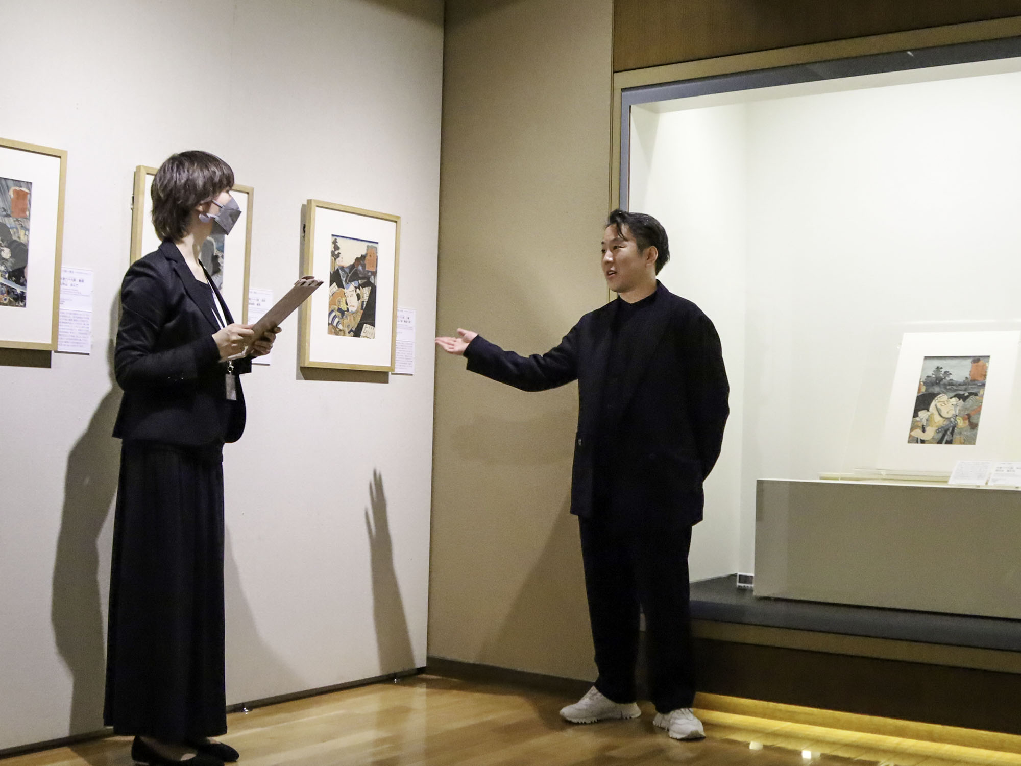 トークショーで浮世絵を踏まえ歌舞伎について語る中村いてうさん
