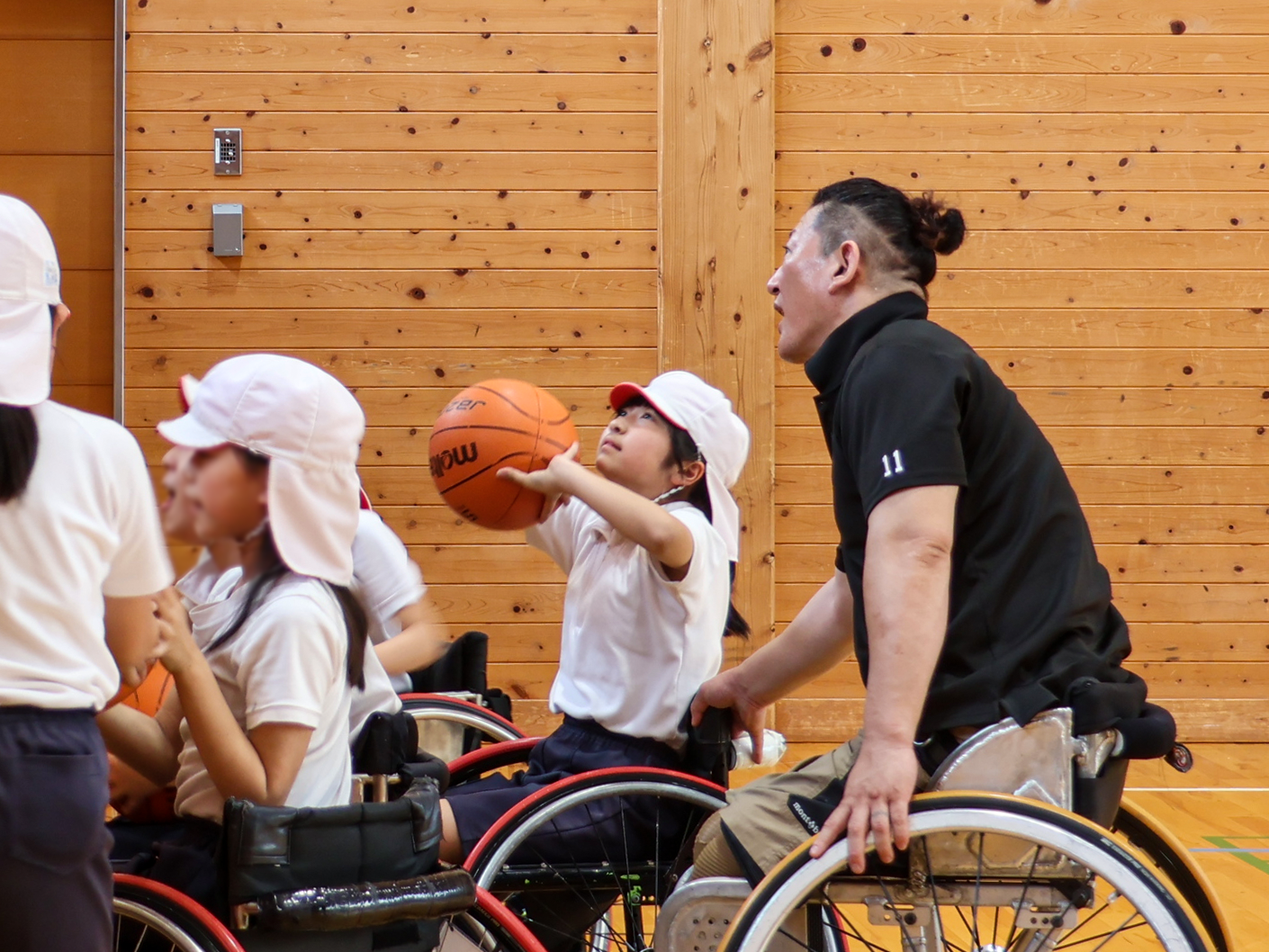 選手から指導を受けてシュート練習