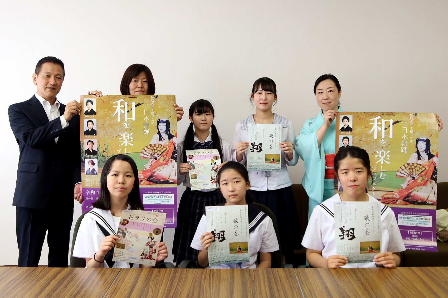 日本舞踊を発表する「花ヲリの会」「厳の会」の出演者たち