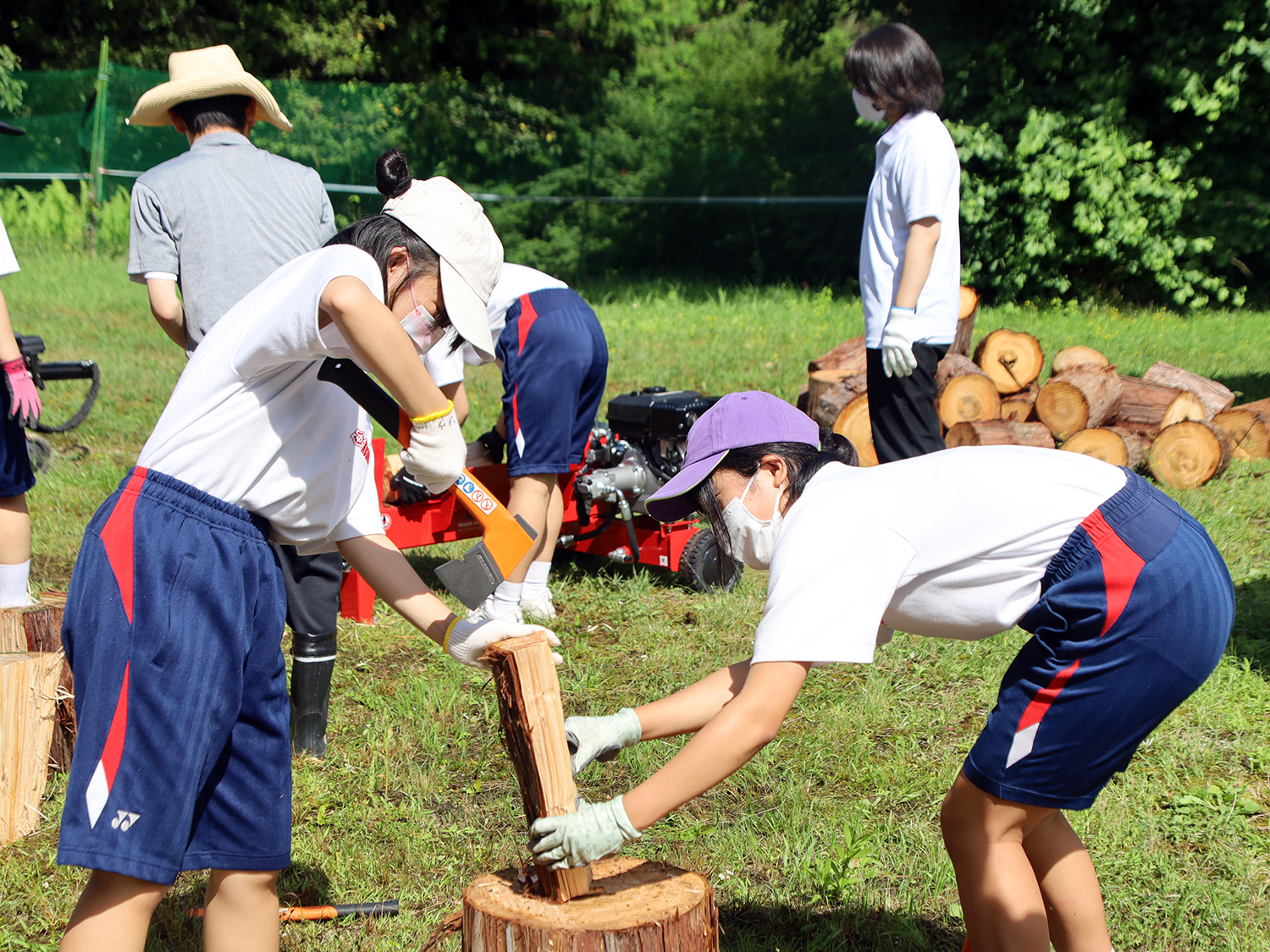 薪割りをする串原中学校の生徒たち