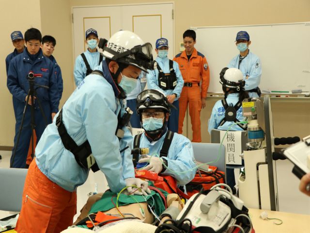 心臓マッサージを行う救急隊員