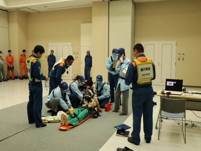 発表を行う救急隊員の周りでは審査員が厳しい目を光らせる
