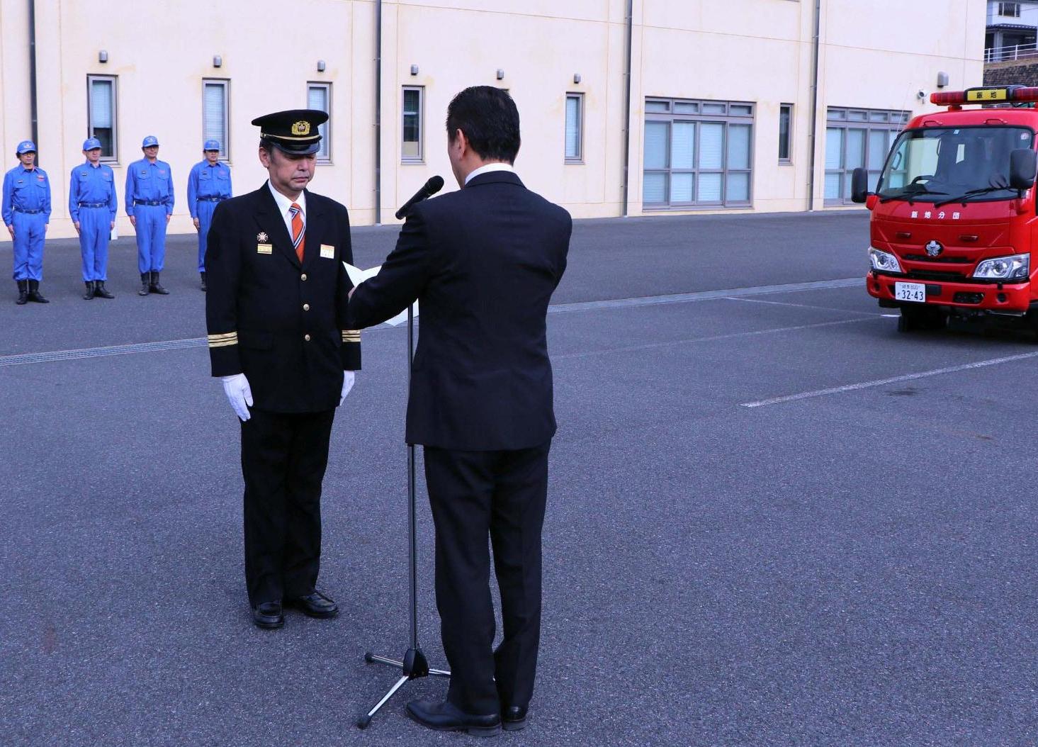 小坂市長から安藤団長へ目録が手渡される
