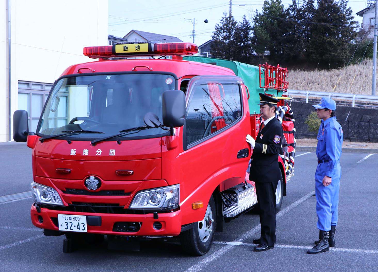 新車両を眺める安藤消防団長