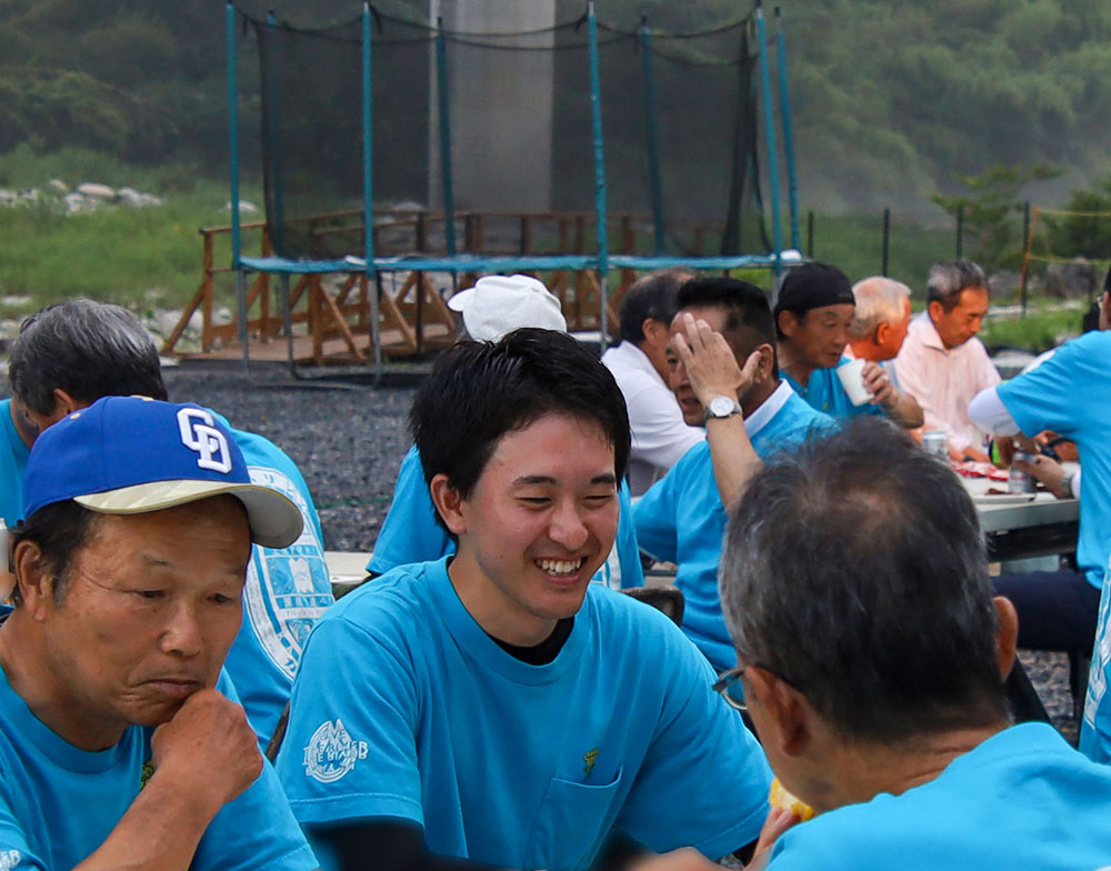 水辺で歓談する地域おこし協力隊