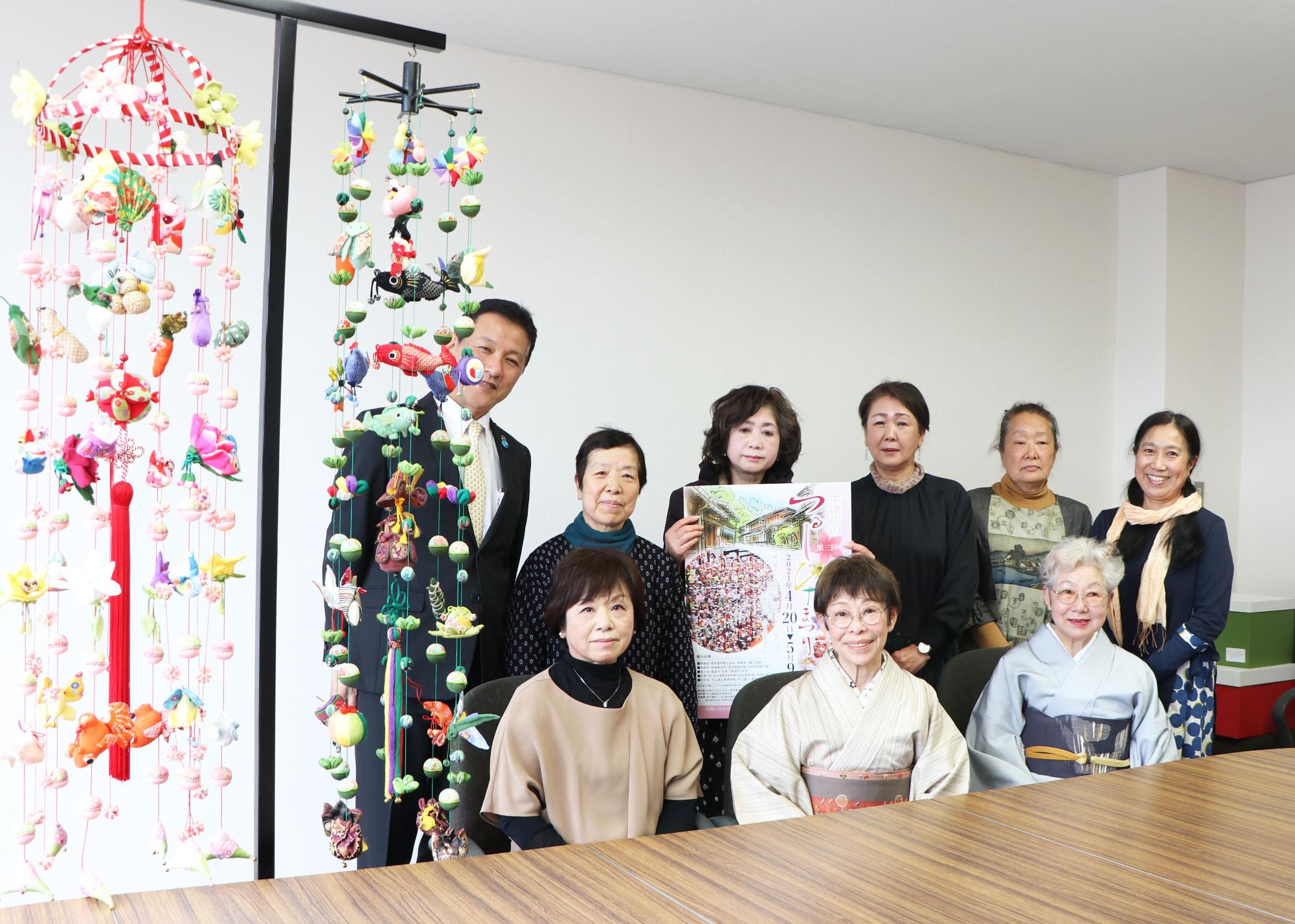 市長と並ぶ中山道姫街道姫宿の会とつるしひなまつり実行委員会のメンバー
