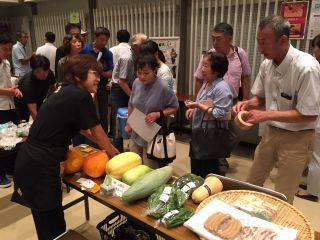 野菜を前に盛り上がる参加者