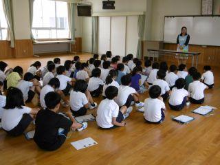 大井小学校の生徒が給食づくりについて学んでいる様子