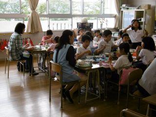 大井小学校の生徒と栄養教諭が給食を取りながらの交流している様子