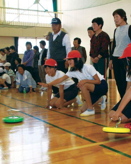 飯地小学校体育館で、約60人がカローリングを楽しみました