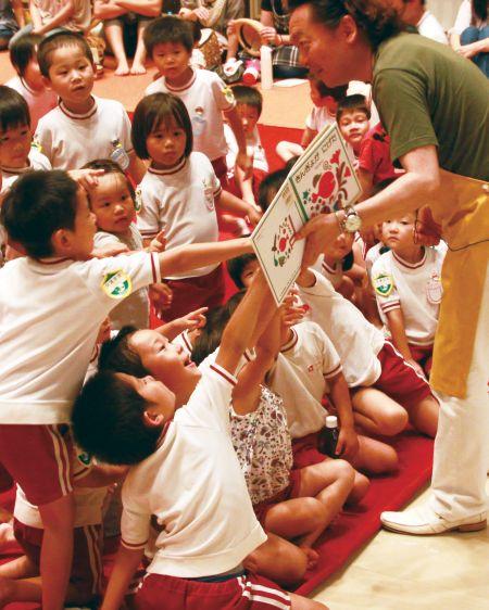 子どもたちと読み聞かせを行う安藤哲也さん（NPO法人ファザーリング・ジャパン代表）