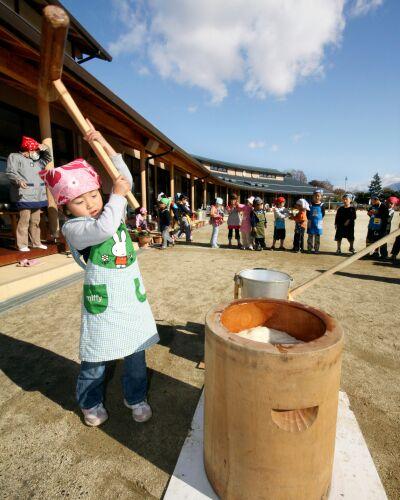 大きな掛け声とともに、おもちをつく園児