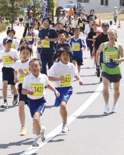 スタート会場の恵那スケート場から市内のコースへ向かう選手