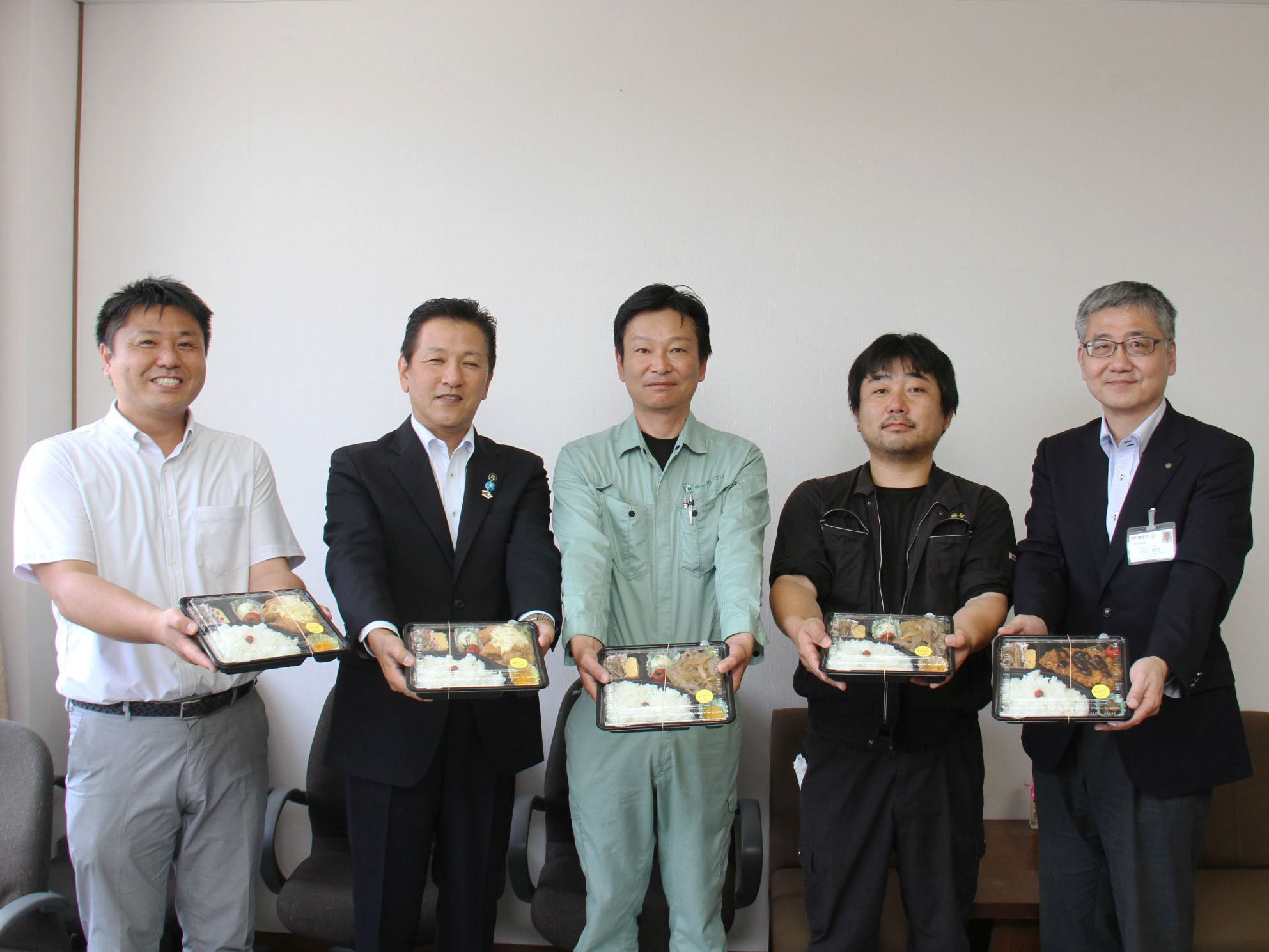 最終日の弁当を披露する小池会長ら