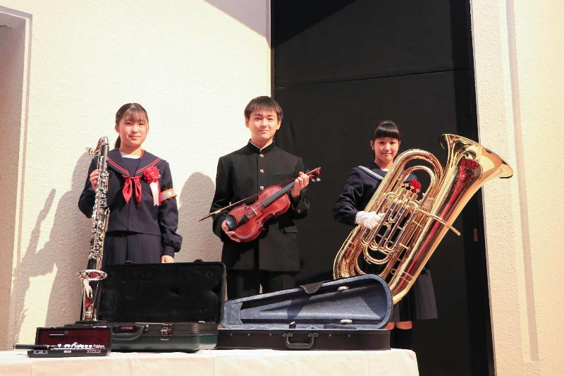 楽器を持つ各中学校の代表生徒