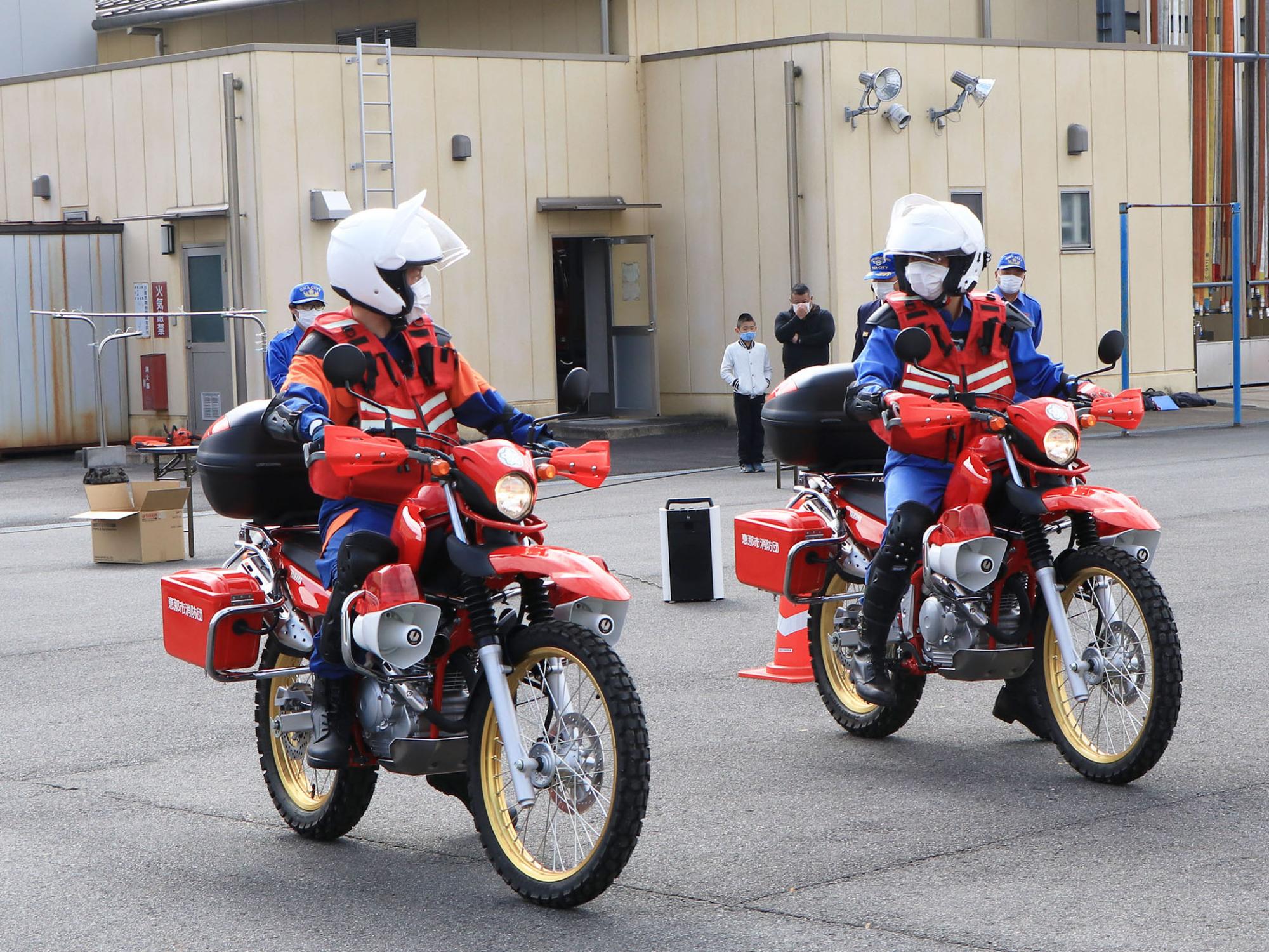 市消防団大規模災害隊のバイク隊が訓練に出発