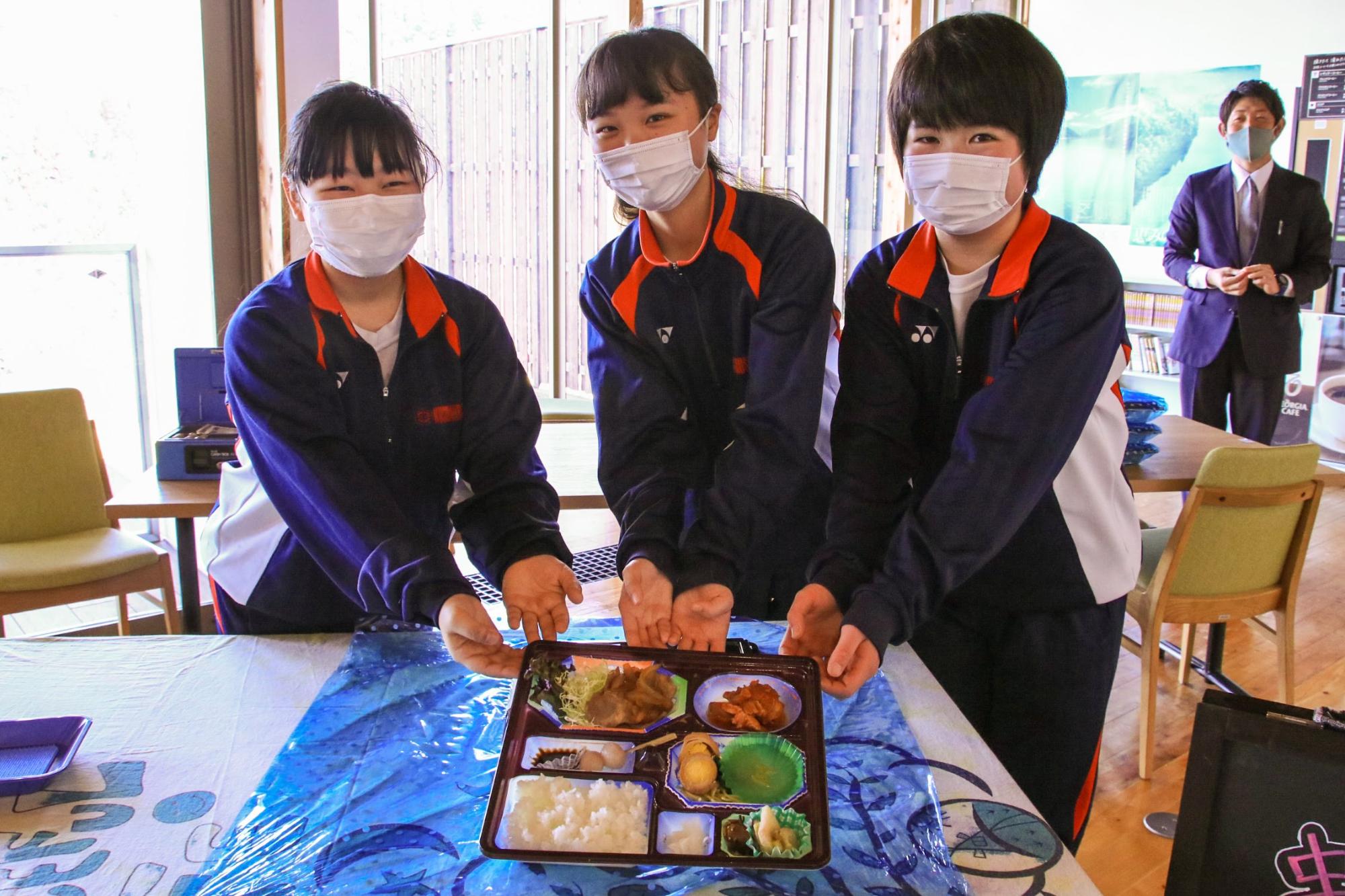串原中学校3年生が考案 串弁当 ようこそ恵那市へ 恵那市公式ウェブサイト 串原中学校3年生が考案 串弁当 ようこそ恵那市へ 恵那市公式ウェブサイト