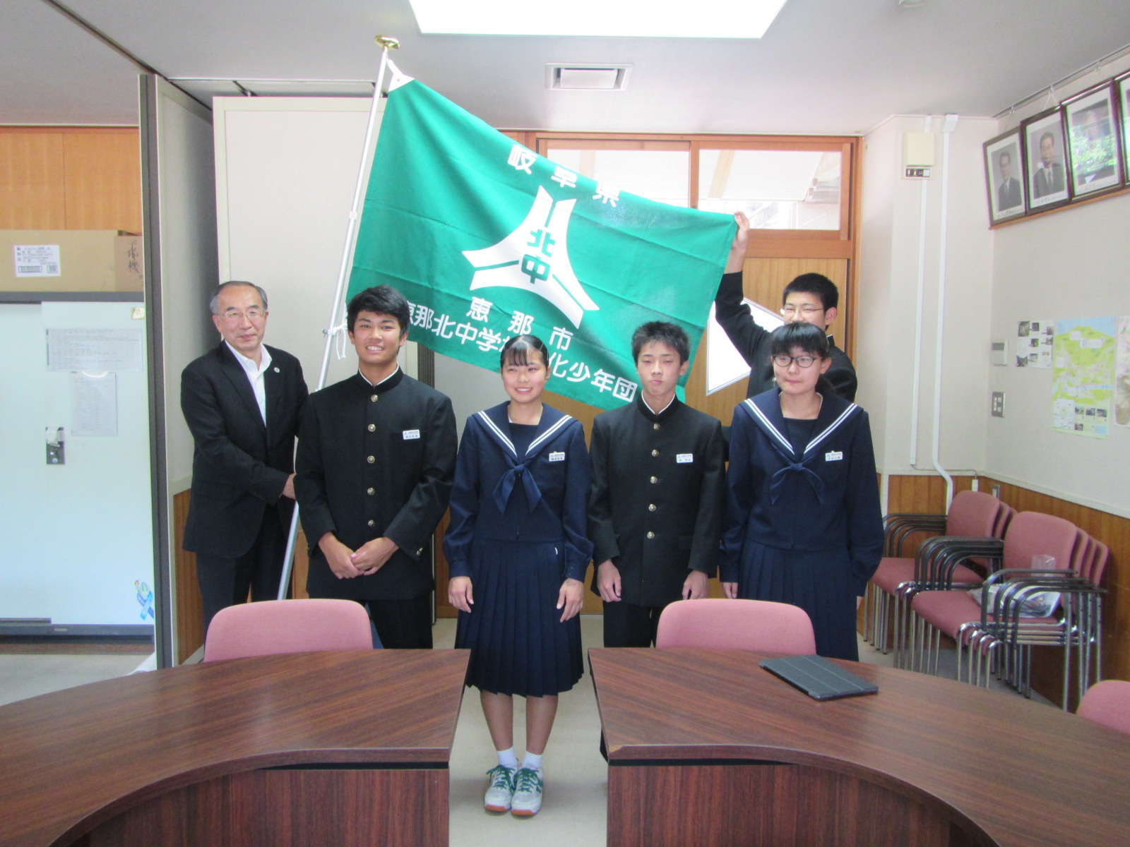 緑化少年団の団旗を授与された恵那北中学校生徒会
