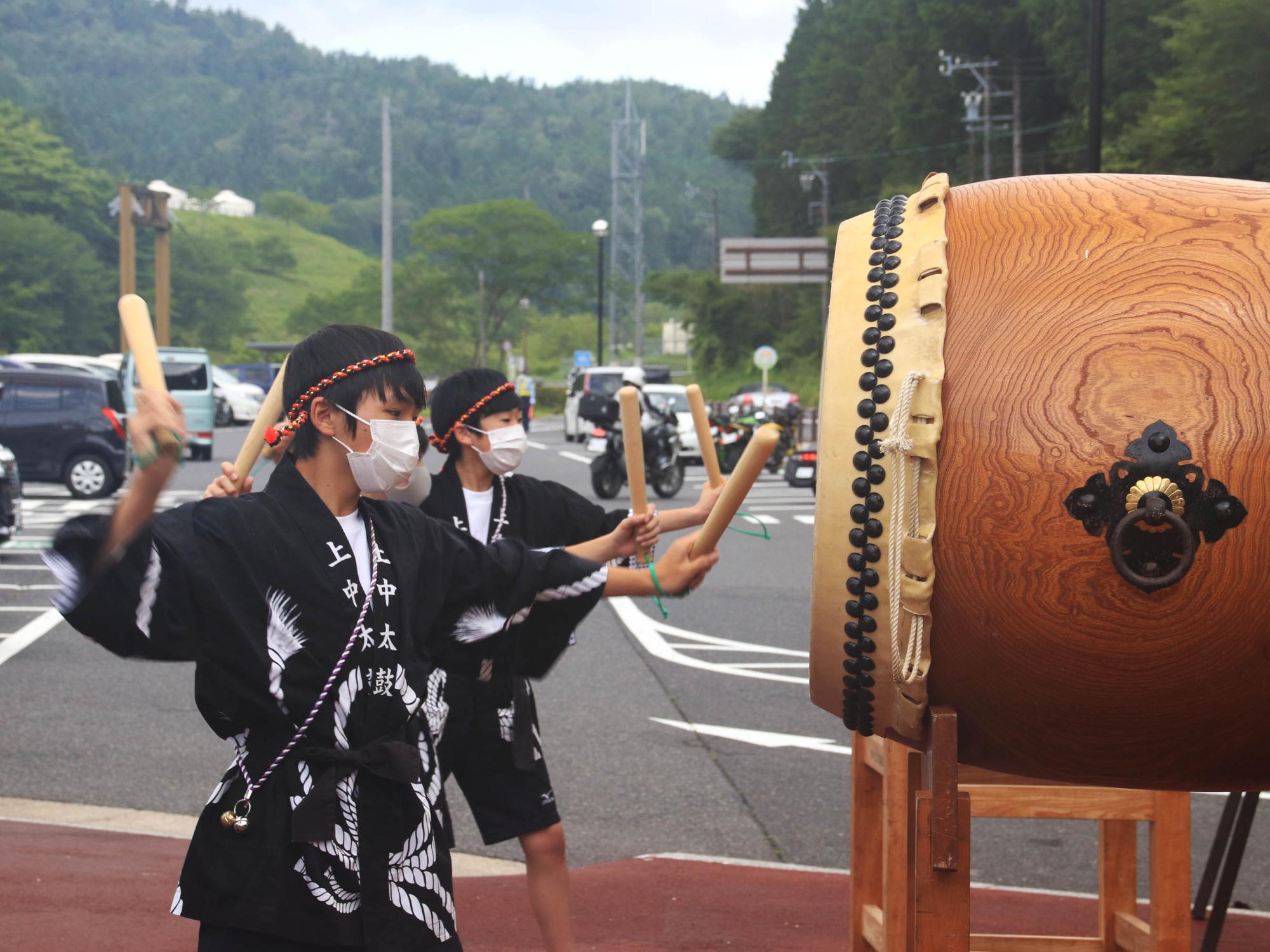 上矢作太鼓を披露する中学生