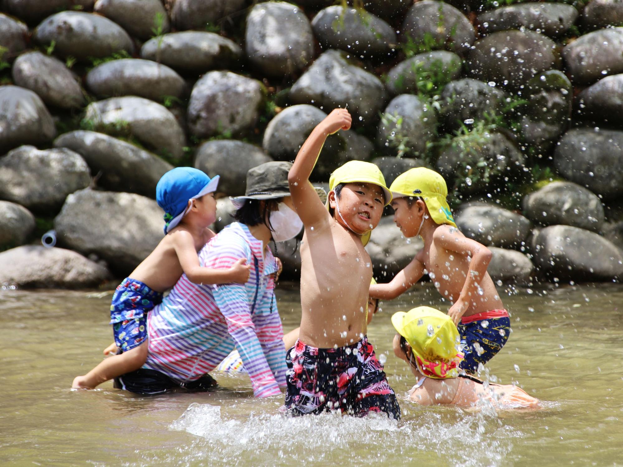 上村川で遊ぶ園児ら