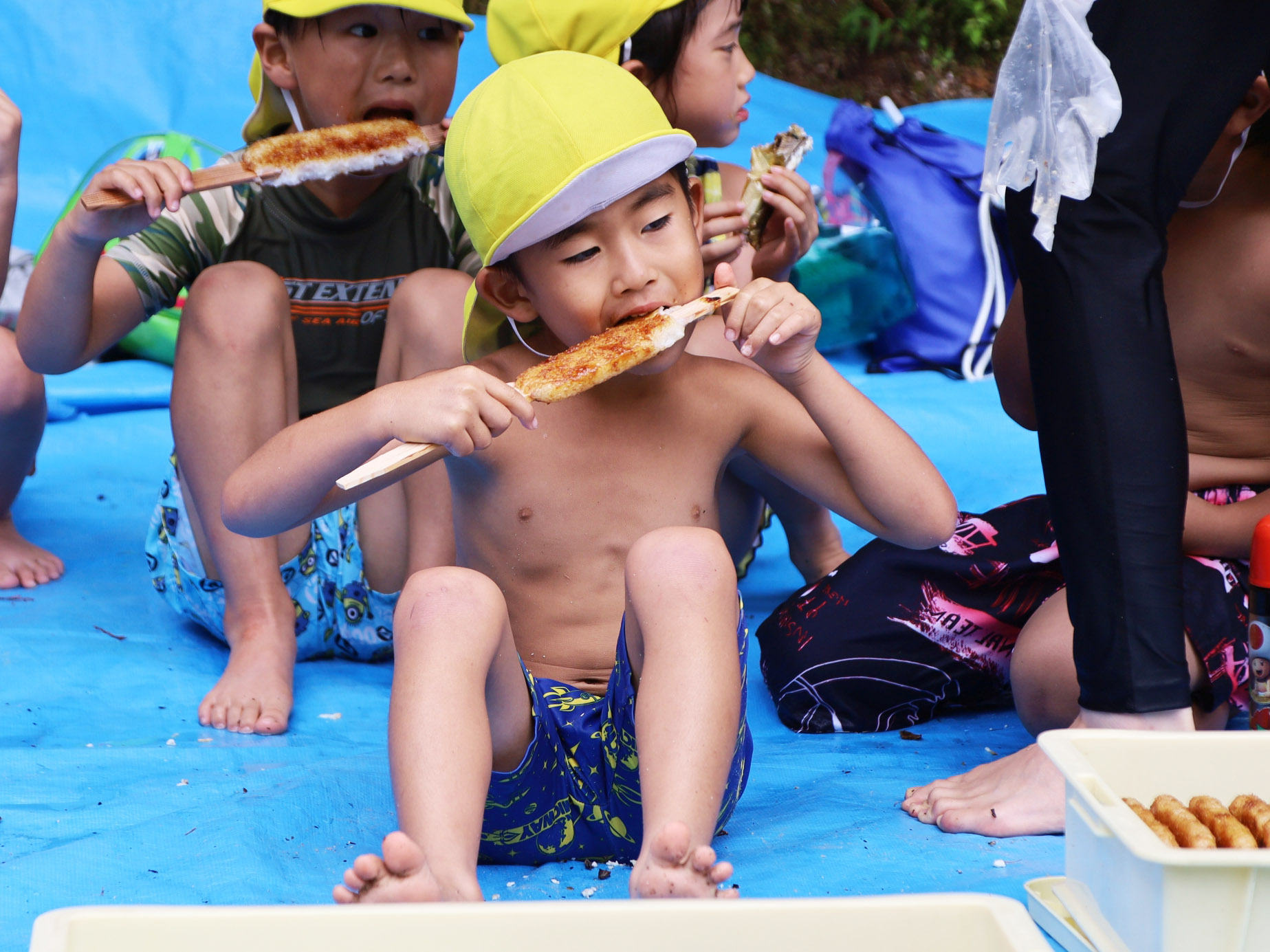 五平餅を食べる園児ら
