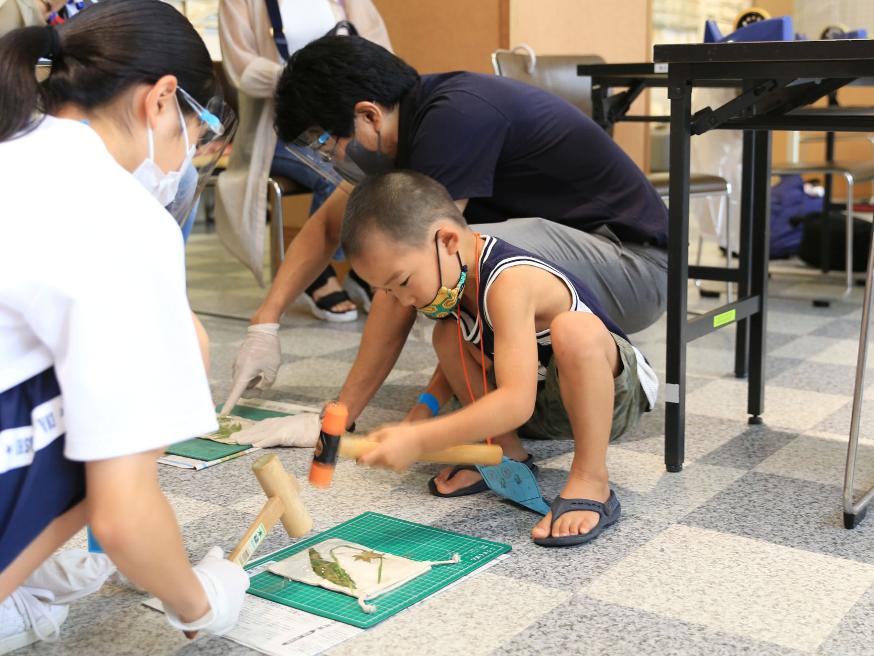 こどもフェスタで葉っぱ模様の袋を制作する子ども